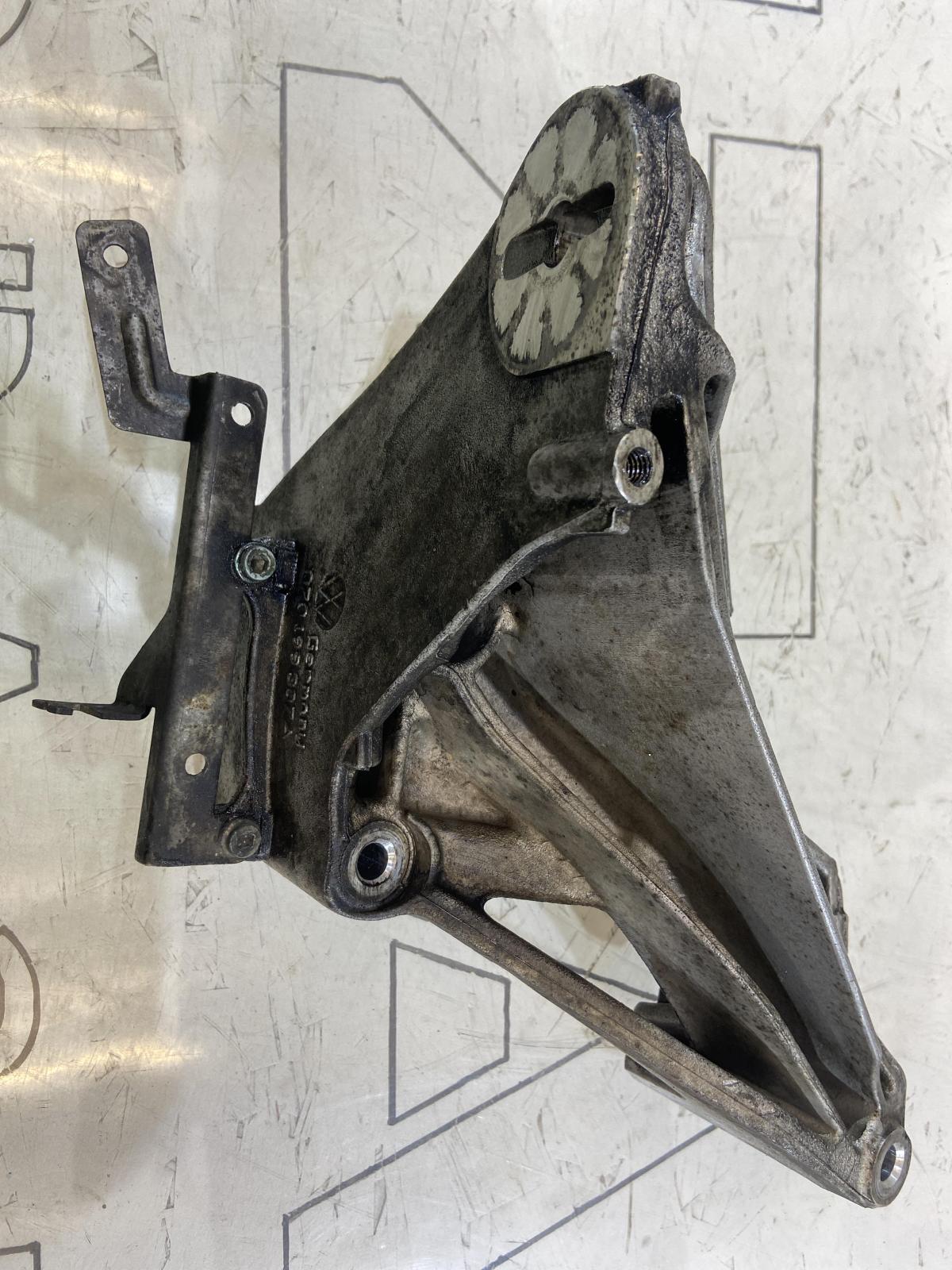 Кронштейн двигателя левый 070199307A Volkswagen Touareg I