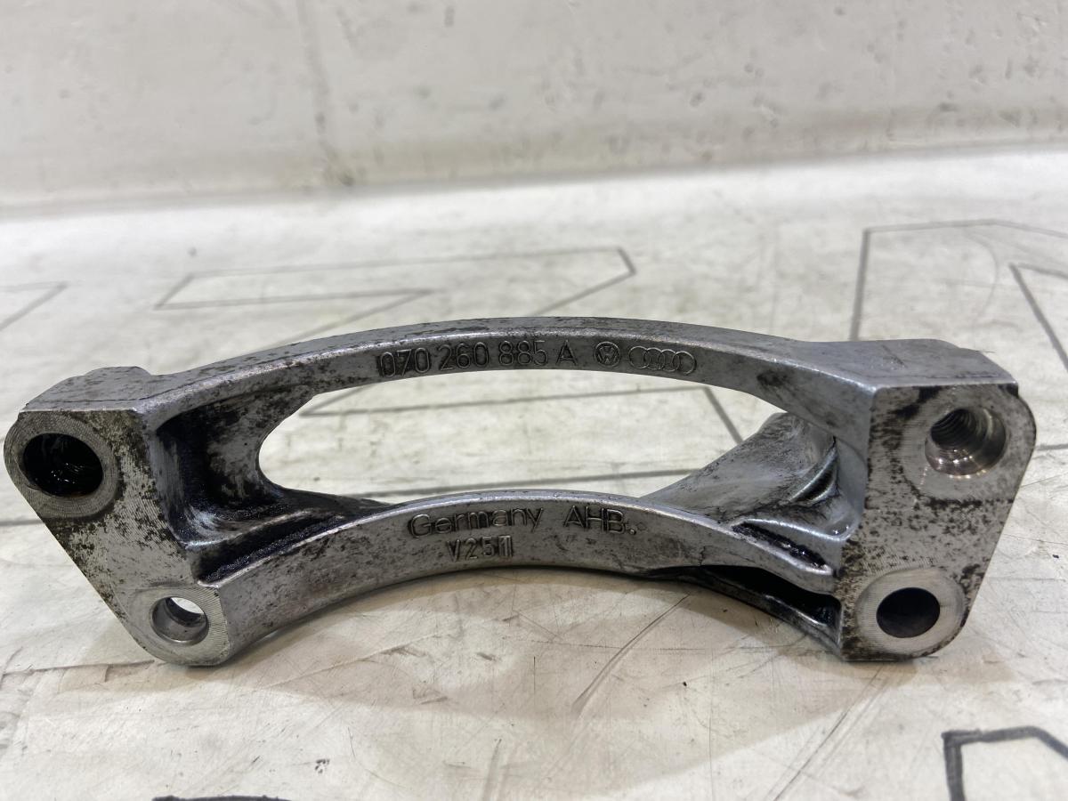 Крепление компрессора кондиционера 070260885A Volkswagen Touareg I