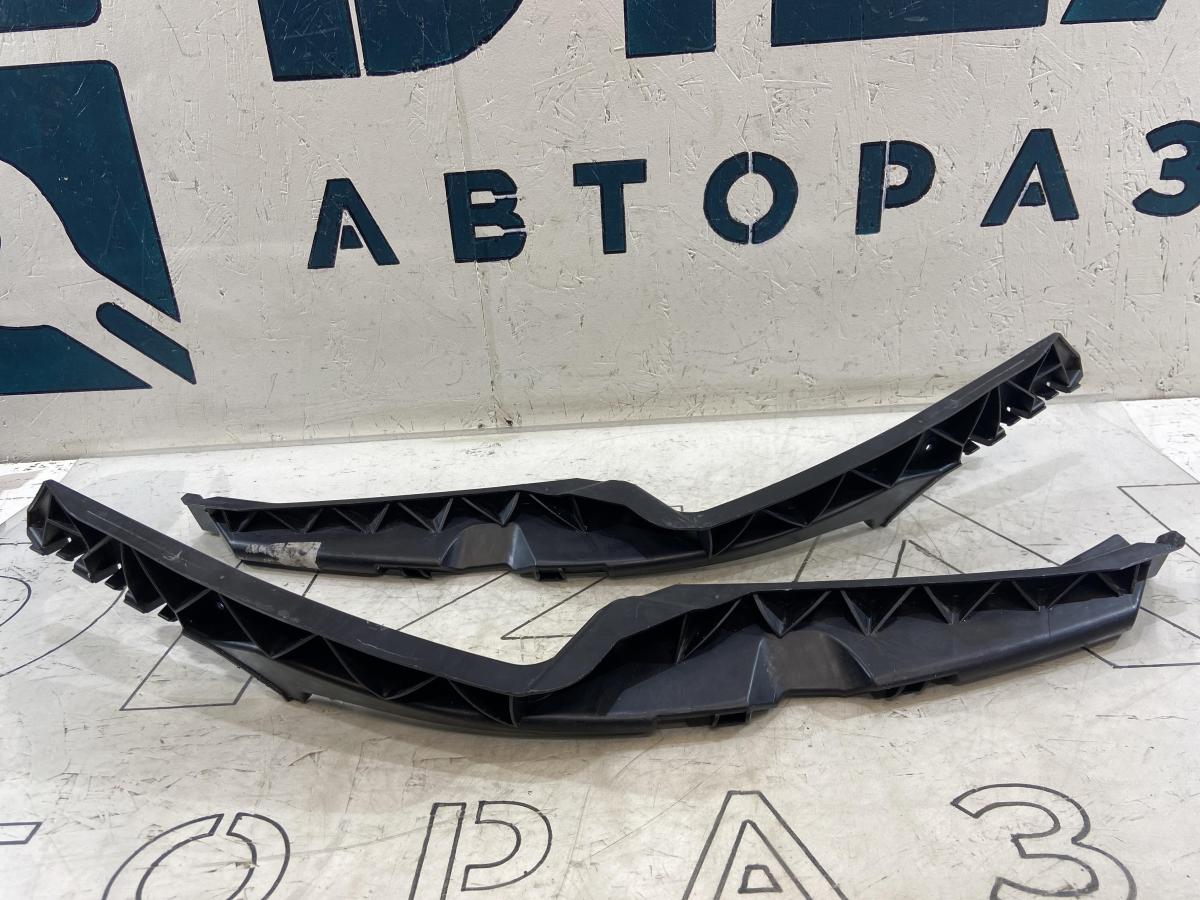 Кронштейн переднего бампера правый/левый 1Z0807184D Skoda Octavia II рест