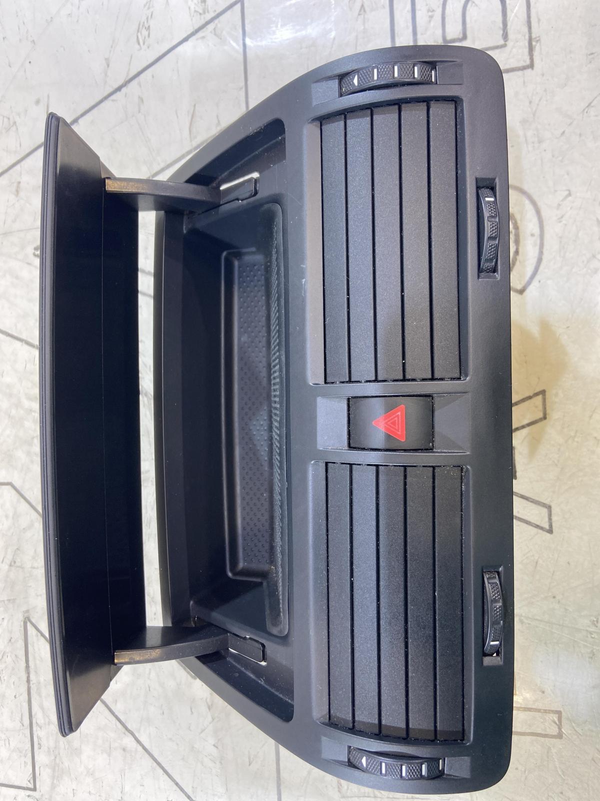 Дефлектор обдува салона 1Z0820951 Skoda Octavia II рест