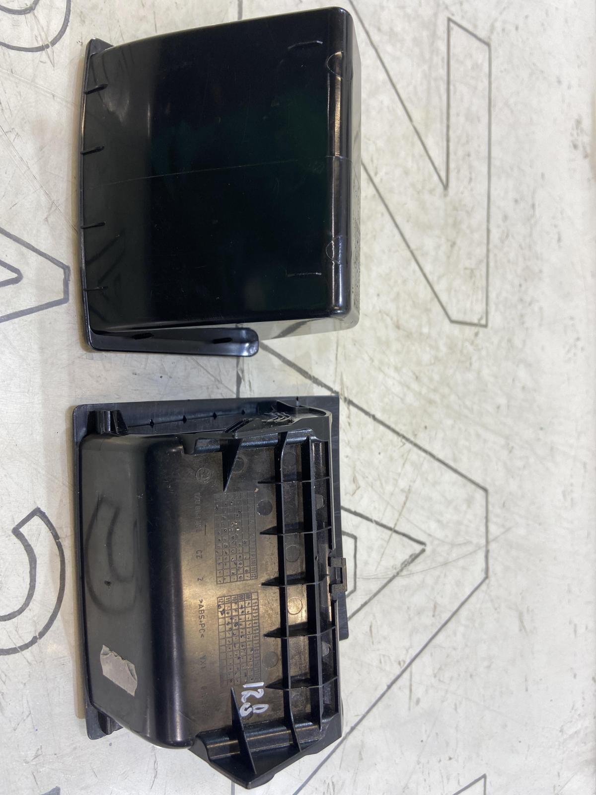 Вещевое отделение 1Z0863284 Skoda Octavia II рест