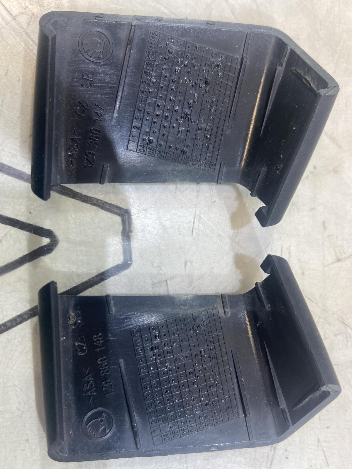 Накладка рейлинга ( заглушка ) левая/правая 1Z9860147 Skoda Octavia II рест