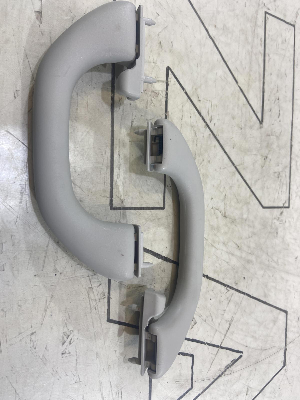 Ручки потолочные (комплект) 5J0857607 Skoda Octavia II рест