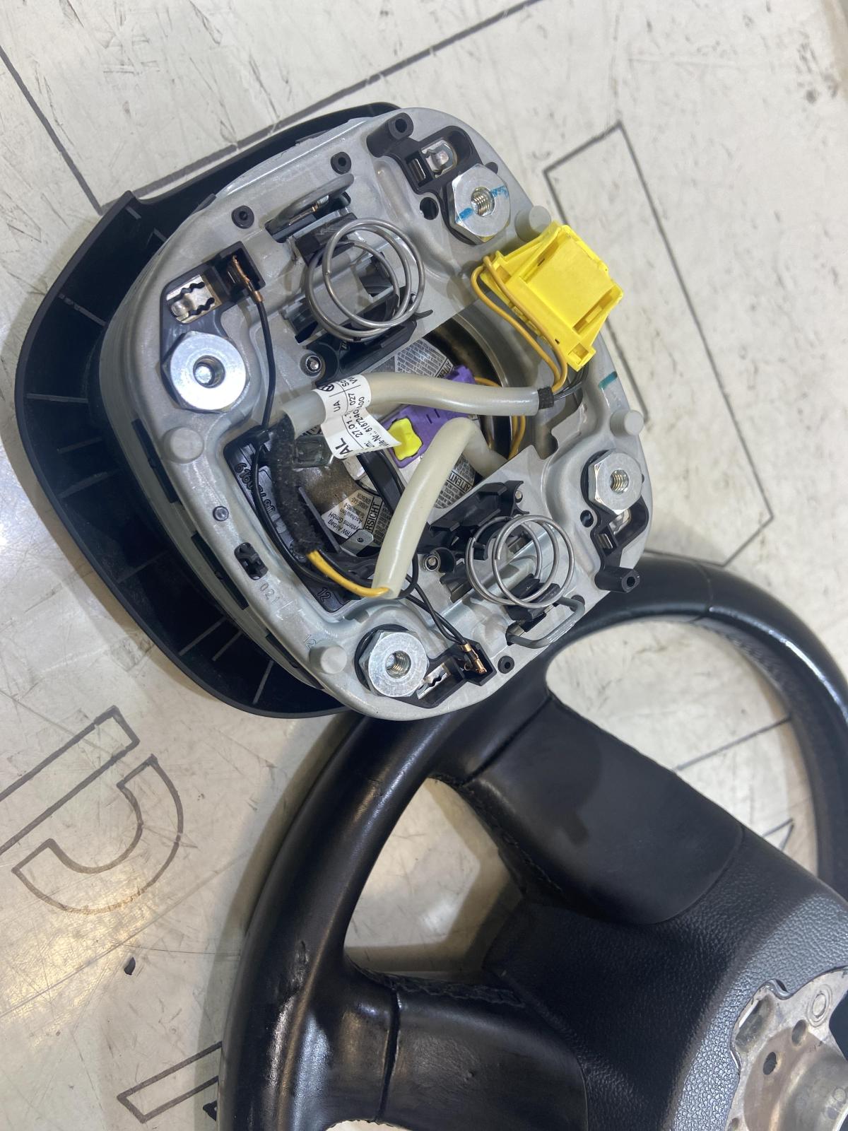 Pулевое колесо (кожа) 3T0419091G Skoda Octavia II рест