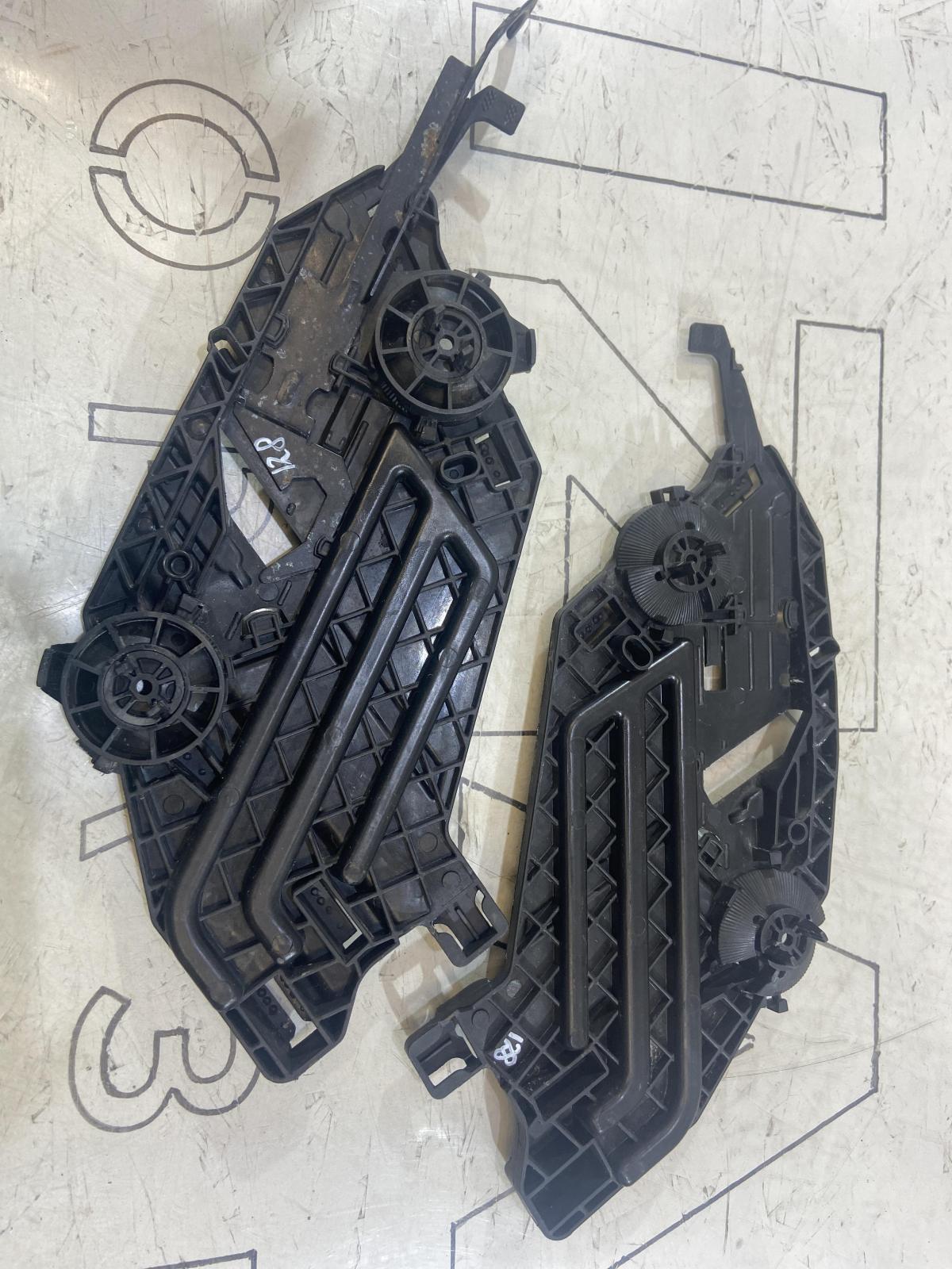 Кронштейн крепления фары левый 1Z0941613 Skoda Octavia II рест