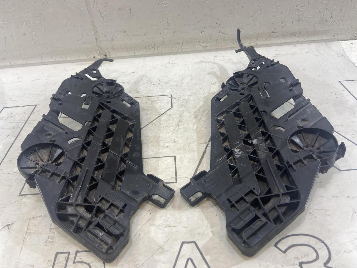 Кронштейн крепления фары левый 1Z0941613 Skoda Octavia II рест