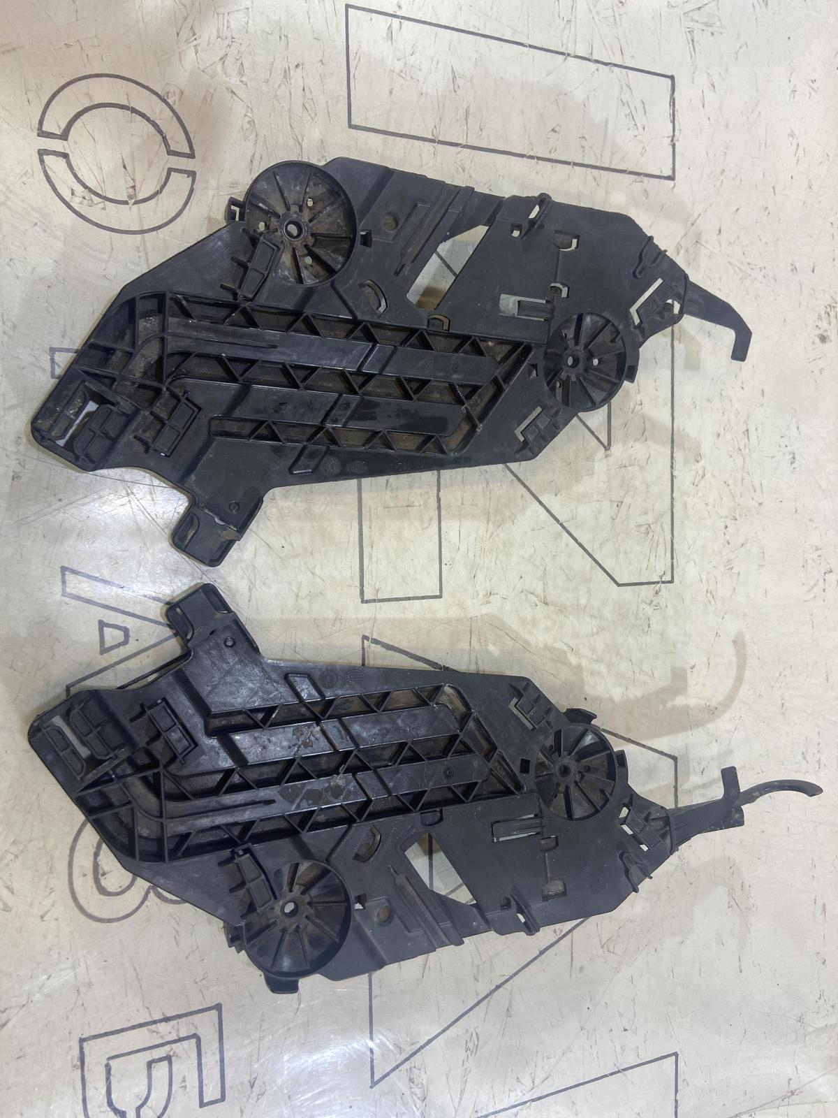 Кронштейн крепления фары левый 1Z0941613 Skoda Octavia II рест