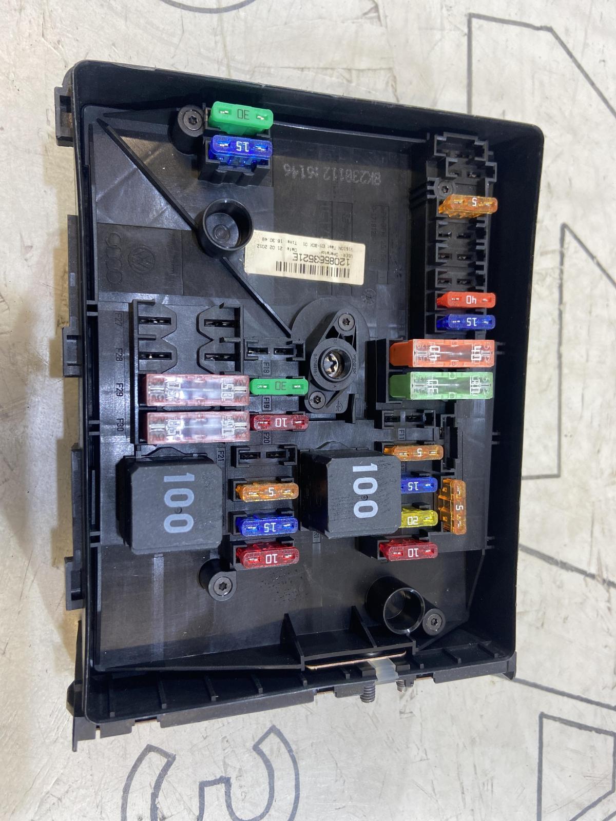 Центральный блок предохранителей для моторного отсека 1K0937125D Skoda Octavia II рест