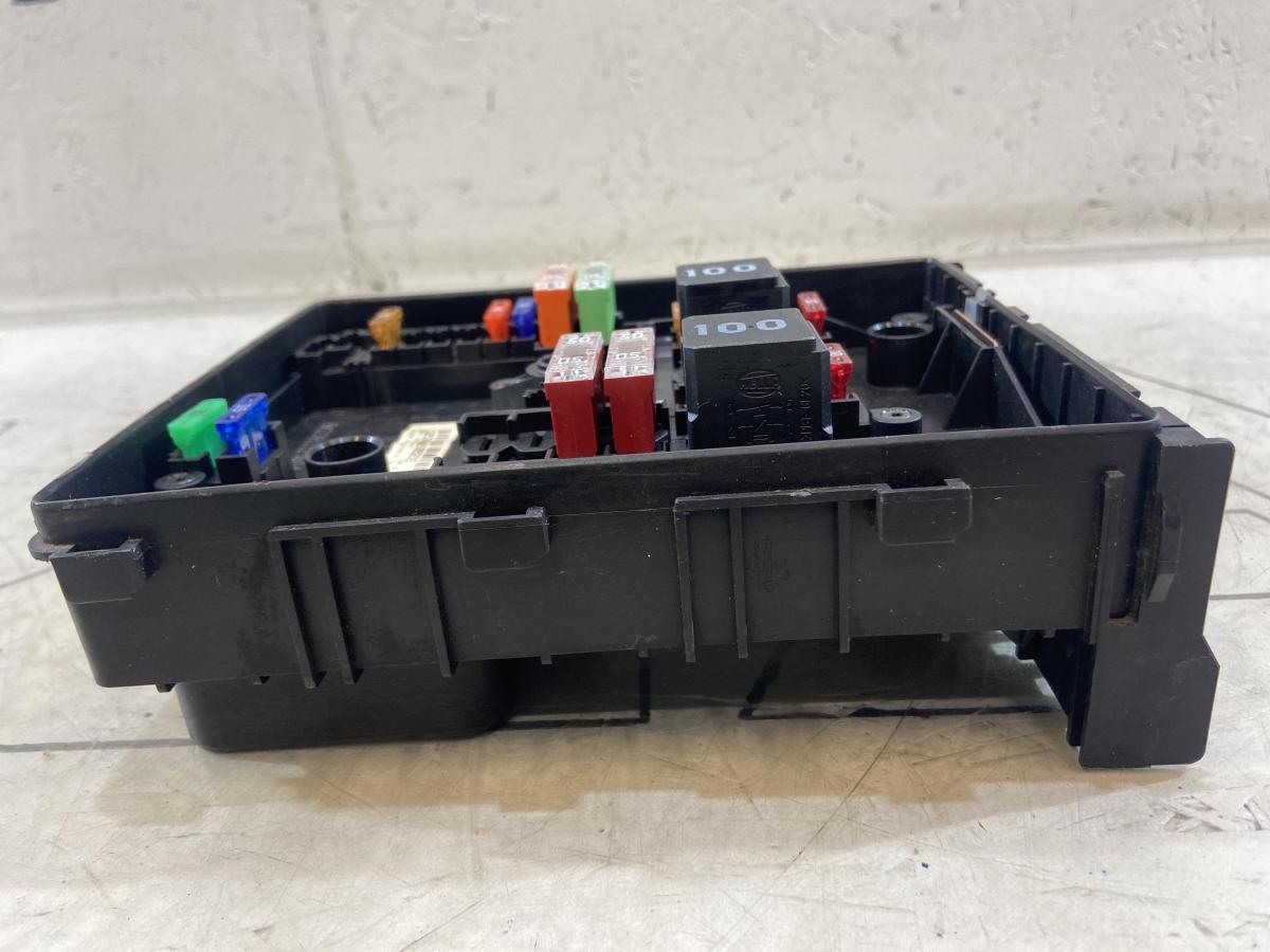 Центральный блок предохранителей для моторного отсека 1K0937125D Skoda Octavia II рест