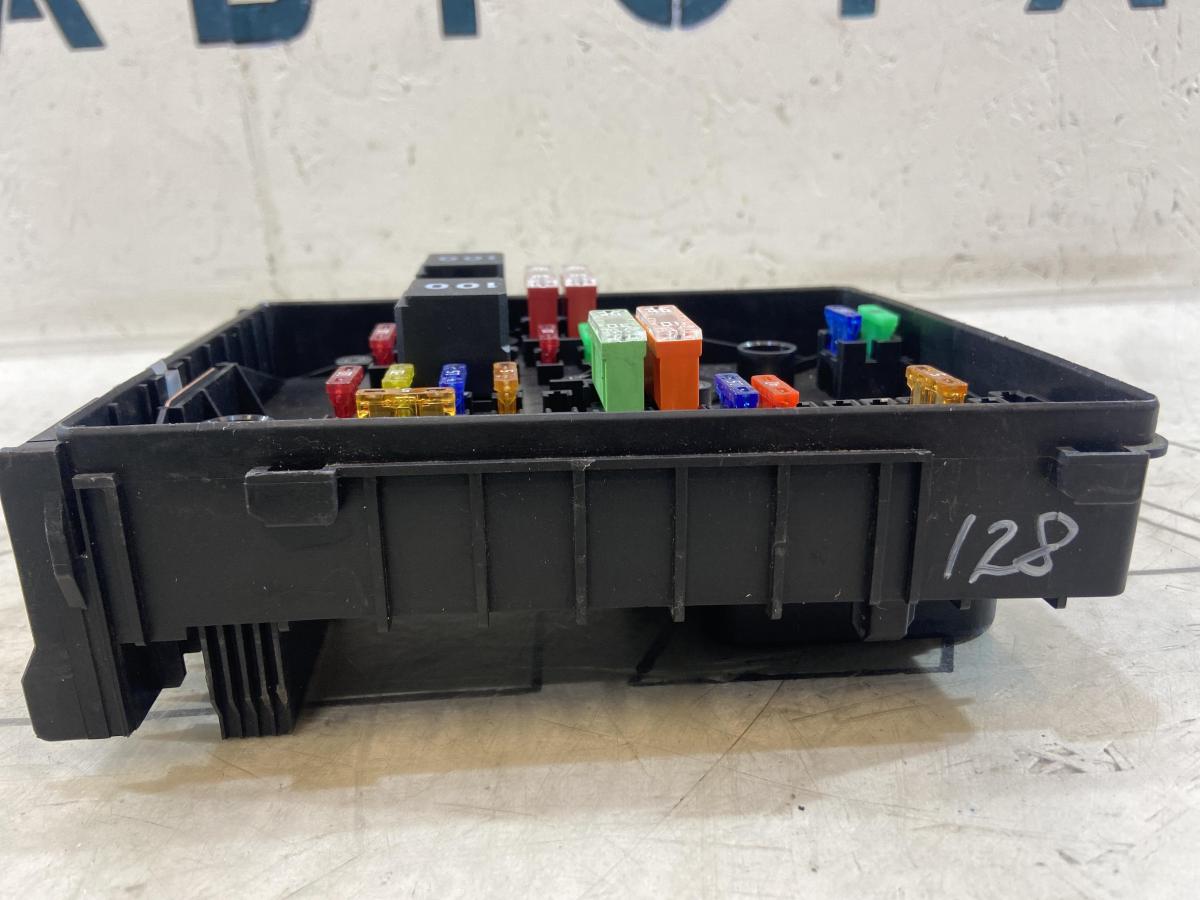 Центральный блок предохранителей для моторного отсека 1K0937125D Skoda Octavia II рест