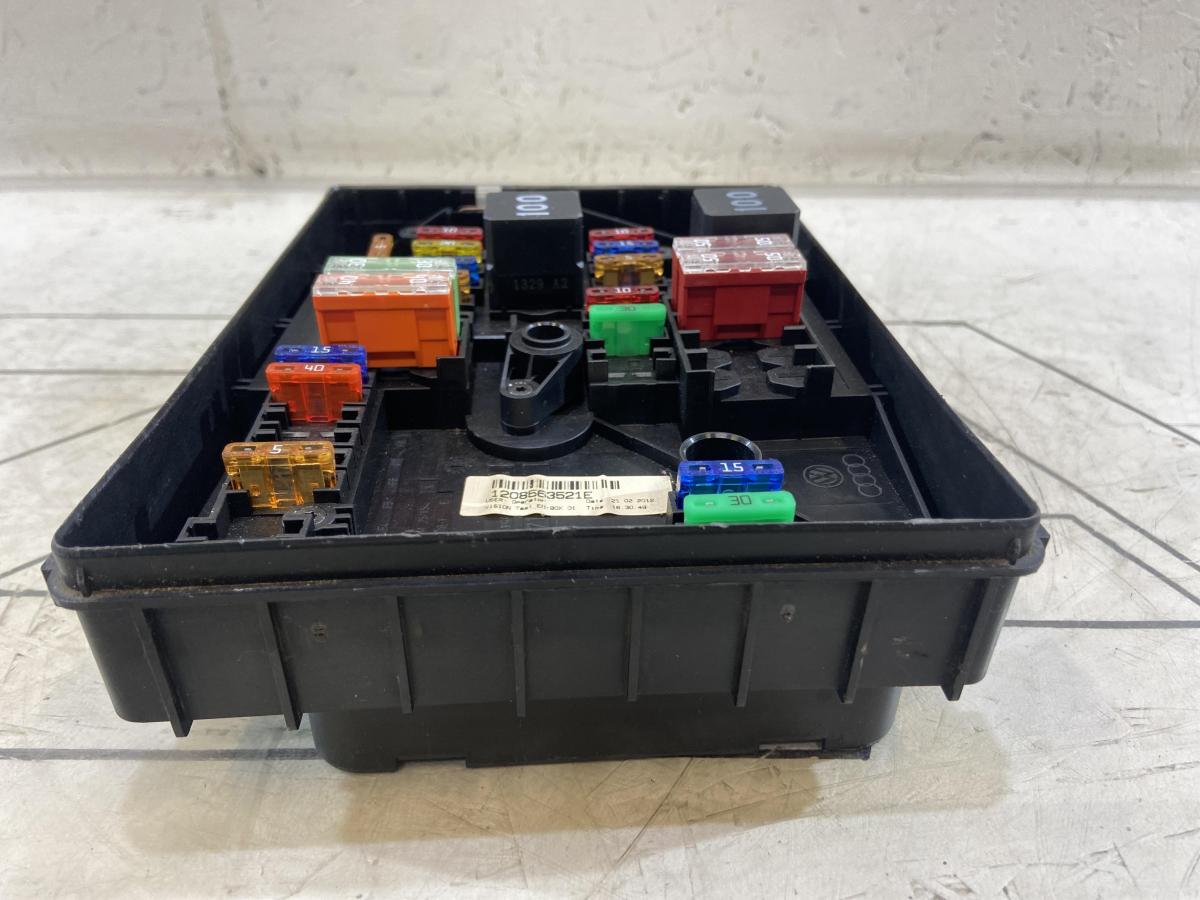 Центральный блок предохранителей для моторного отсека 1K0937125D Skoda Octavia II рест