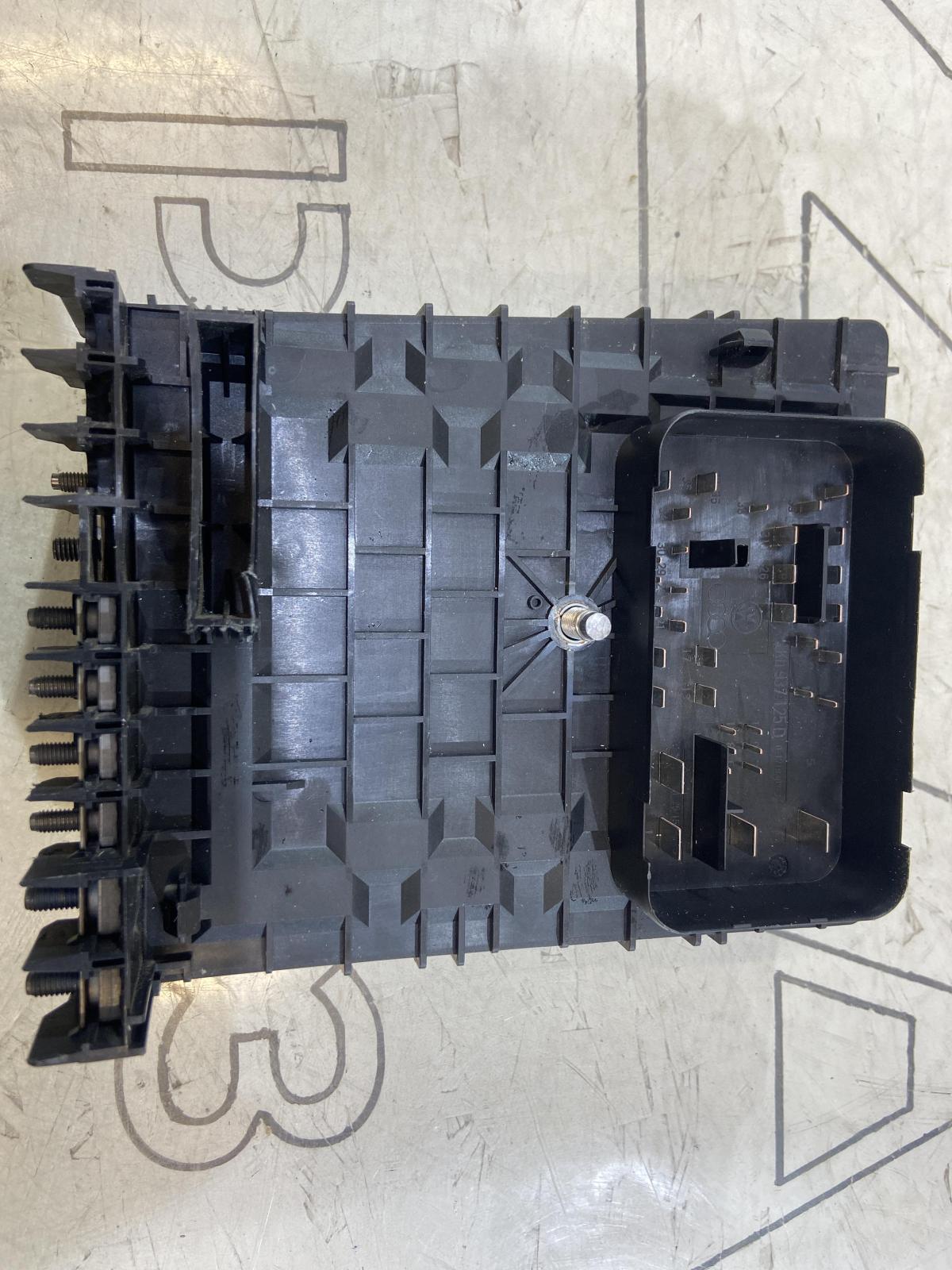 Центральный блок предохранителей для моторного отсека 1K0937125D Skoda Octavia II рест