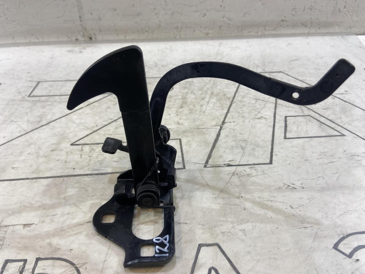 Крючок капота 1Z0823480 Skoda Octavia II рест