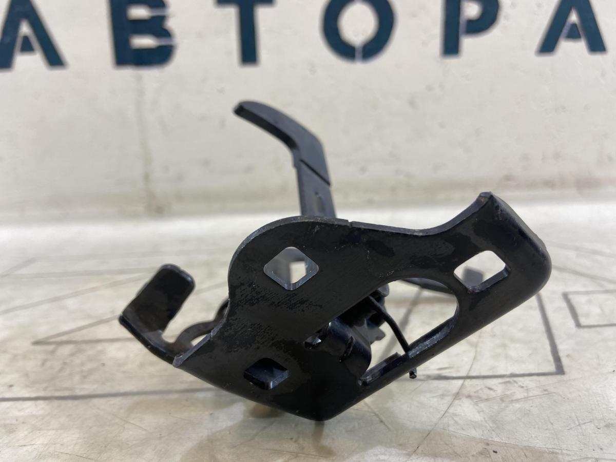 Крючок капота 1Z0823480 Skoda Octavia II рест