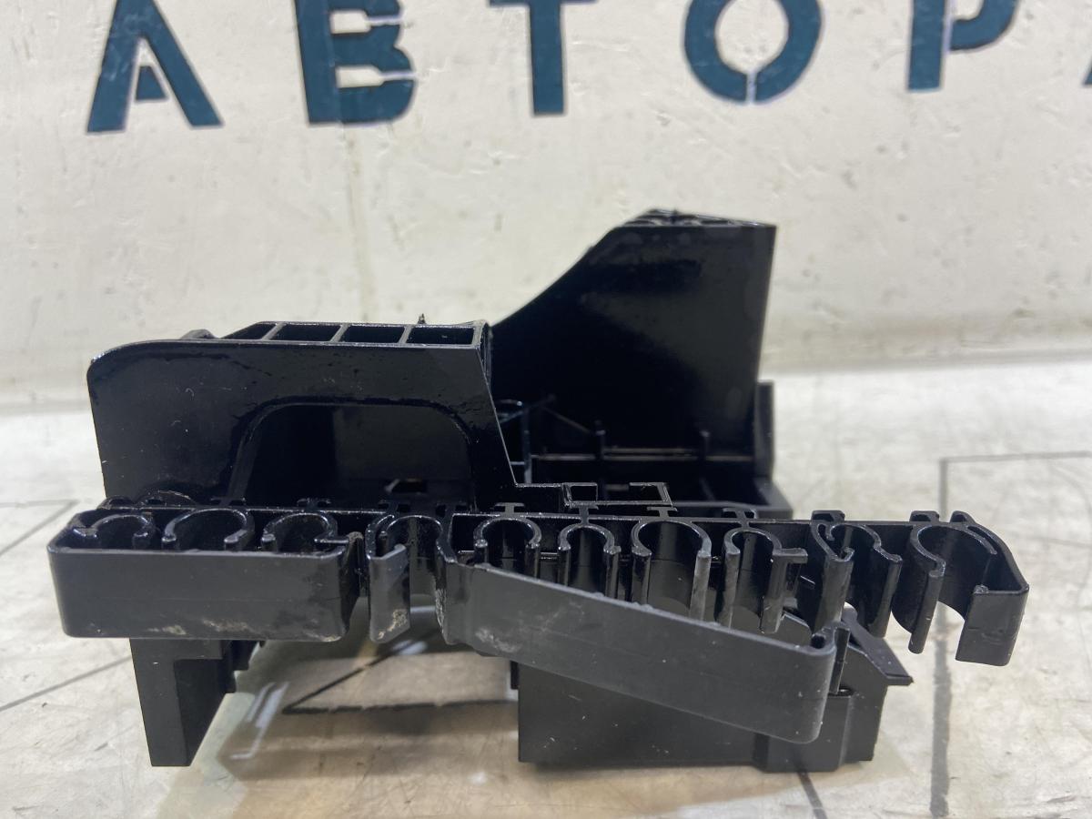 Кронштейн центрального  блока предохранителей 1K0907361C Skoda Octavia II рест