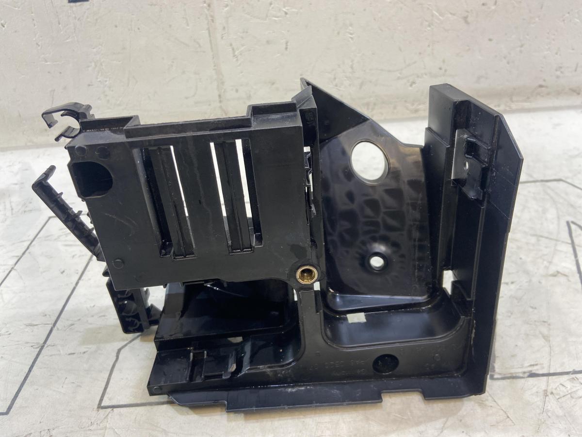 Кронштейн центрального  блока предохранителей 1K0907361C Skoda Octavia II рест