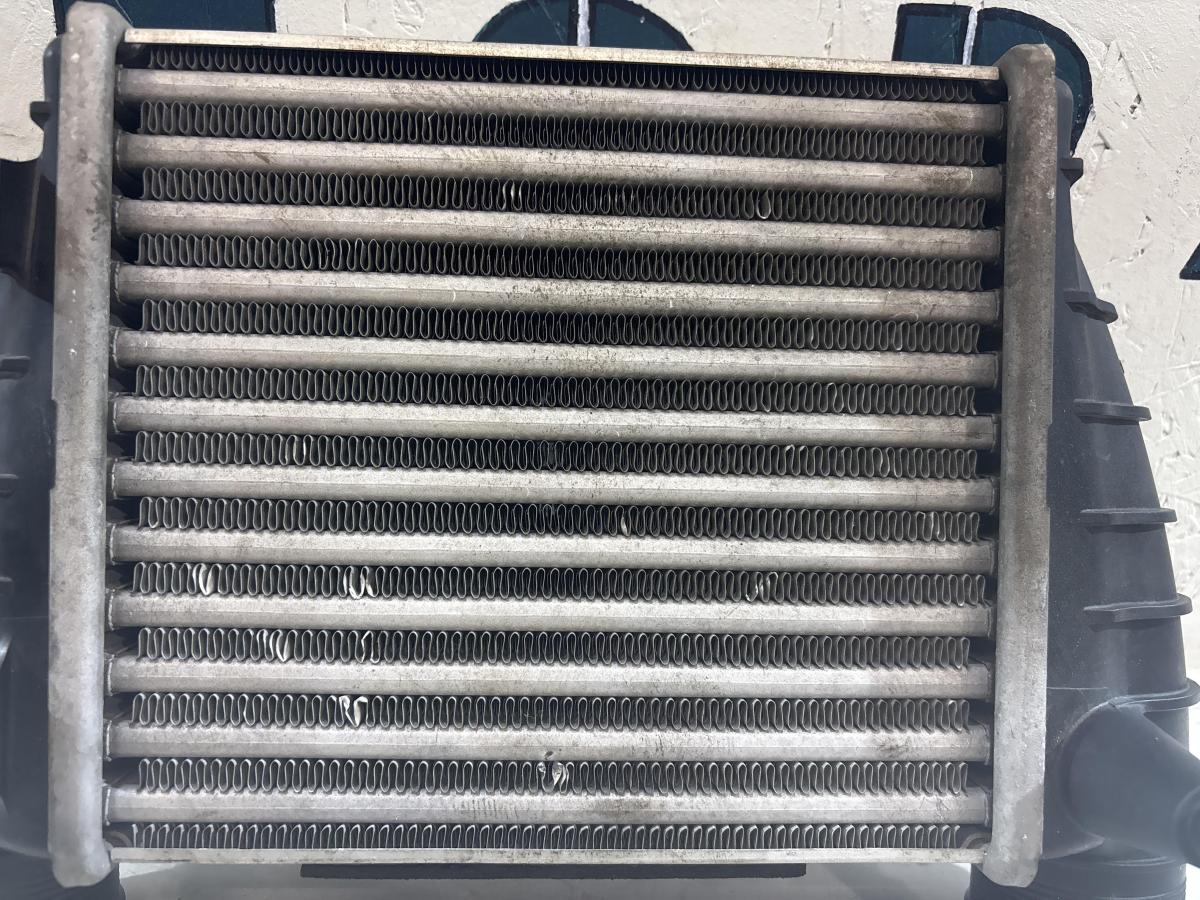 Интеркулер 8E0145806M Audi A4 B6