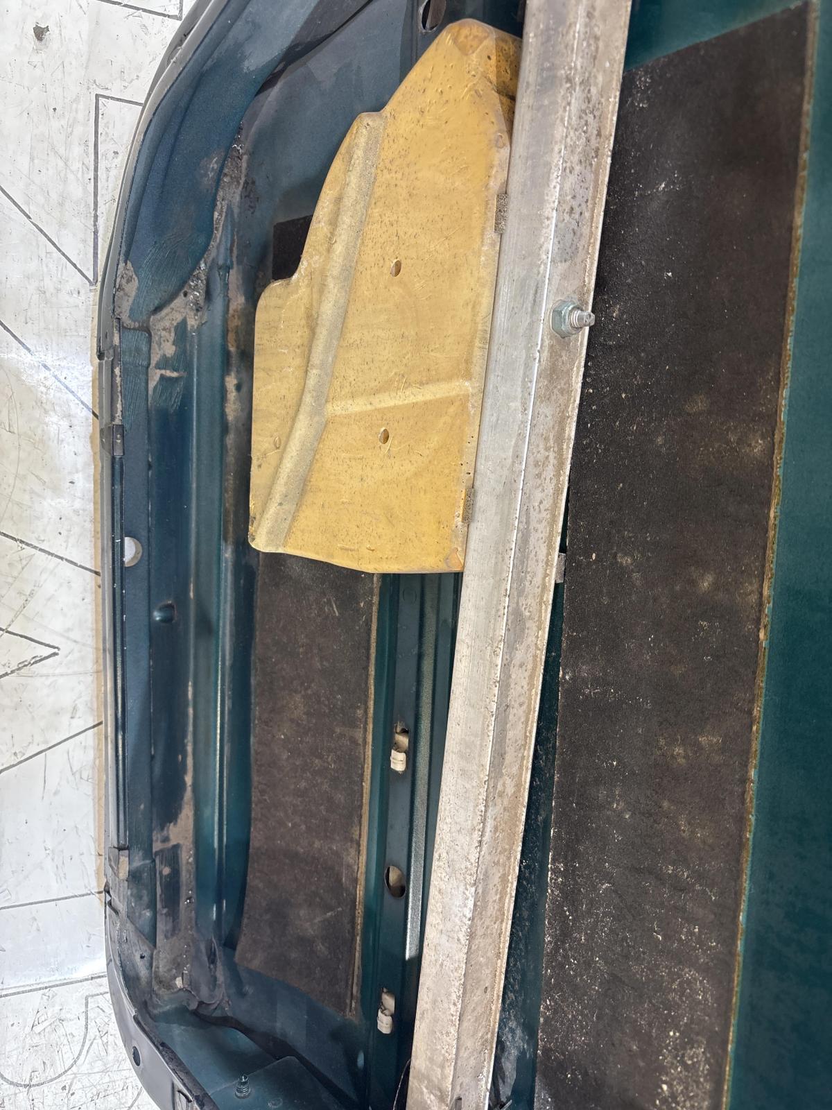 Дверь задняя левая 4A0833052B Audi A6 C4