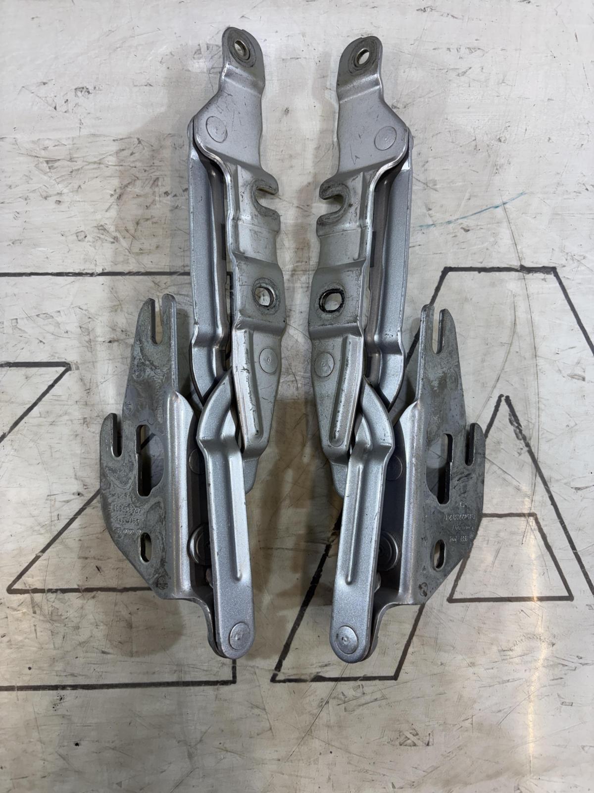 Петли крышки багажника левая правая 4B5827302F Audi  A6 С6