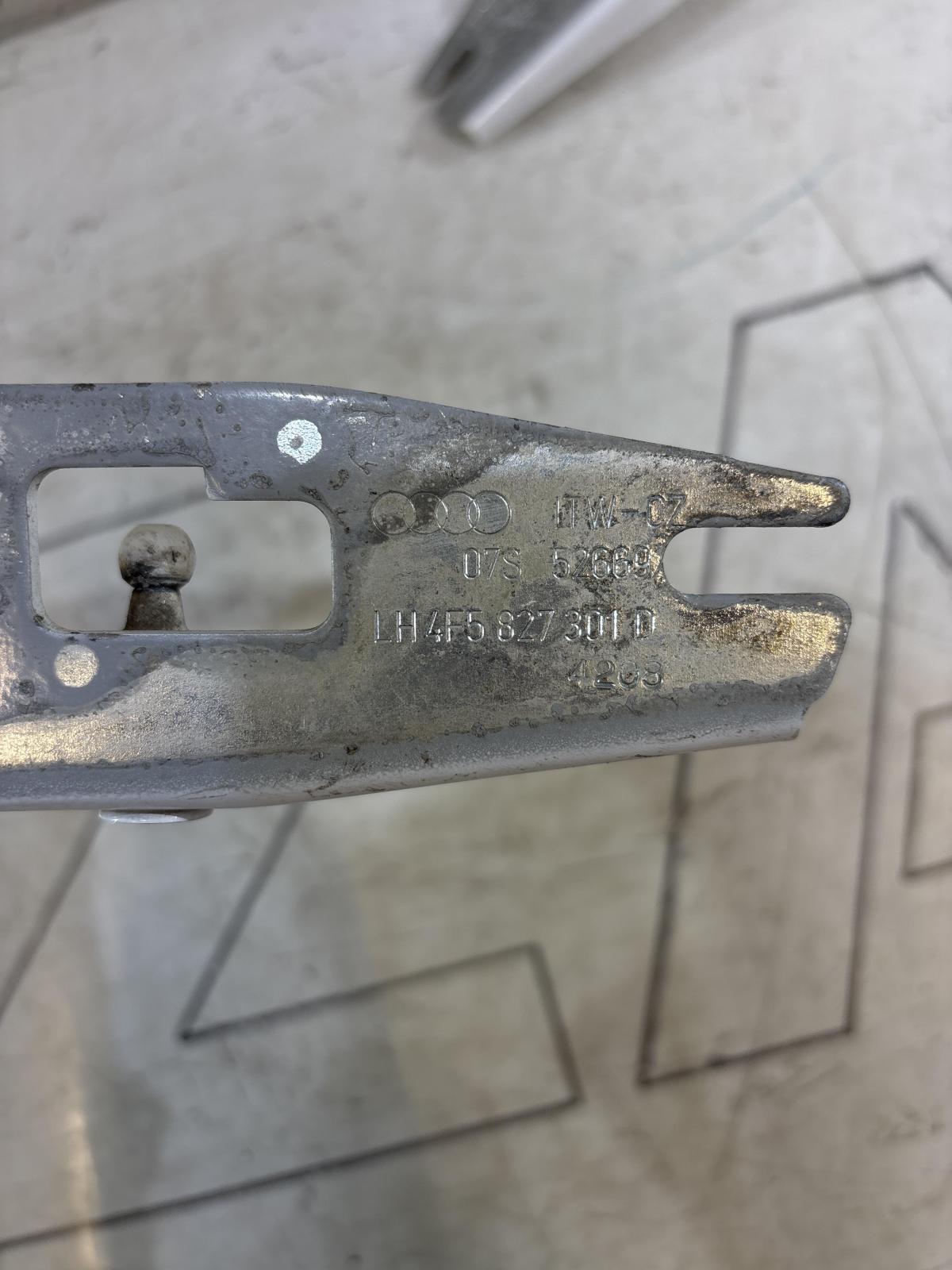 Петли крышки багажника  левая правая 4F5827301D Audi A6 C6