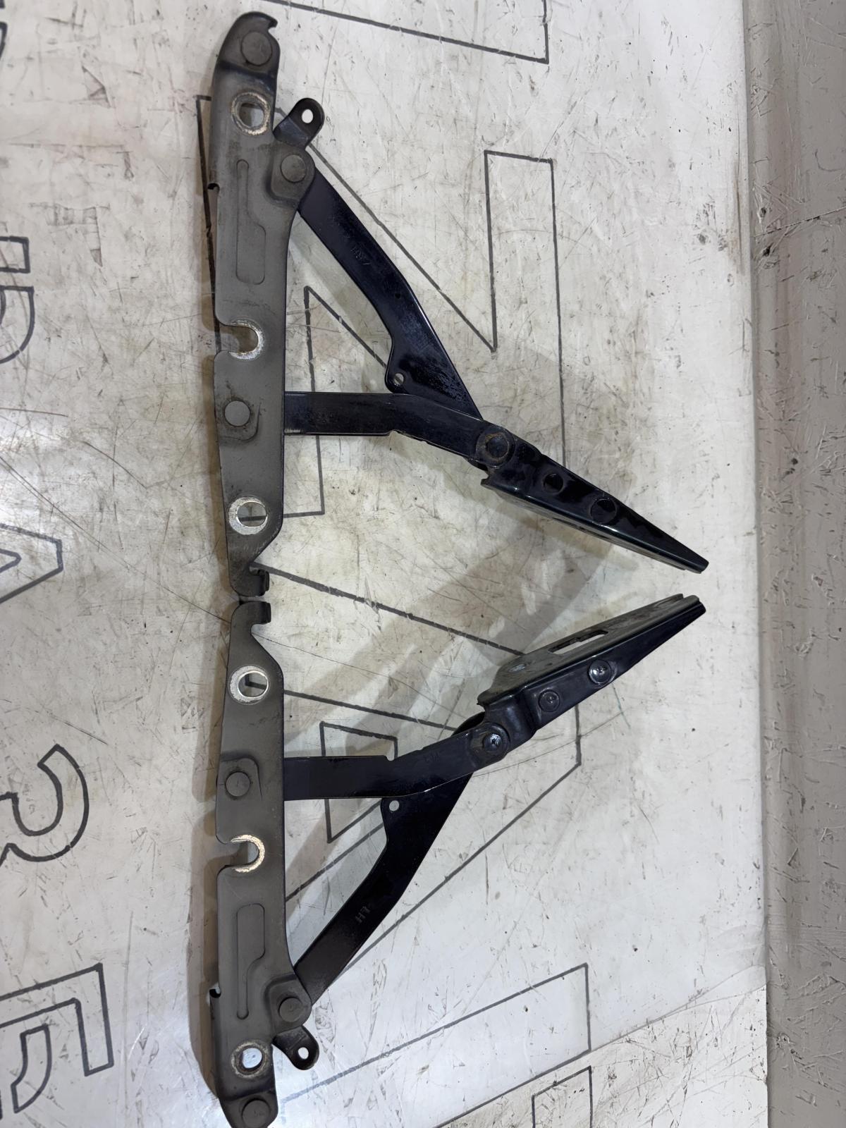 Петли крышки багажника  левая правая 4F5827302 Audi A6 C6