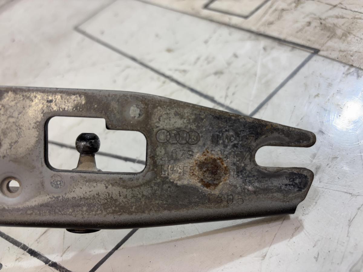 Петли крышки багажника  левая правая 4F5827302 Audi A6 C6