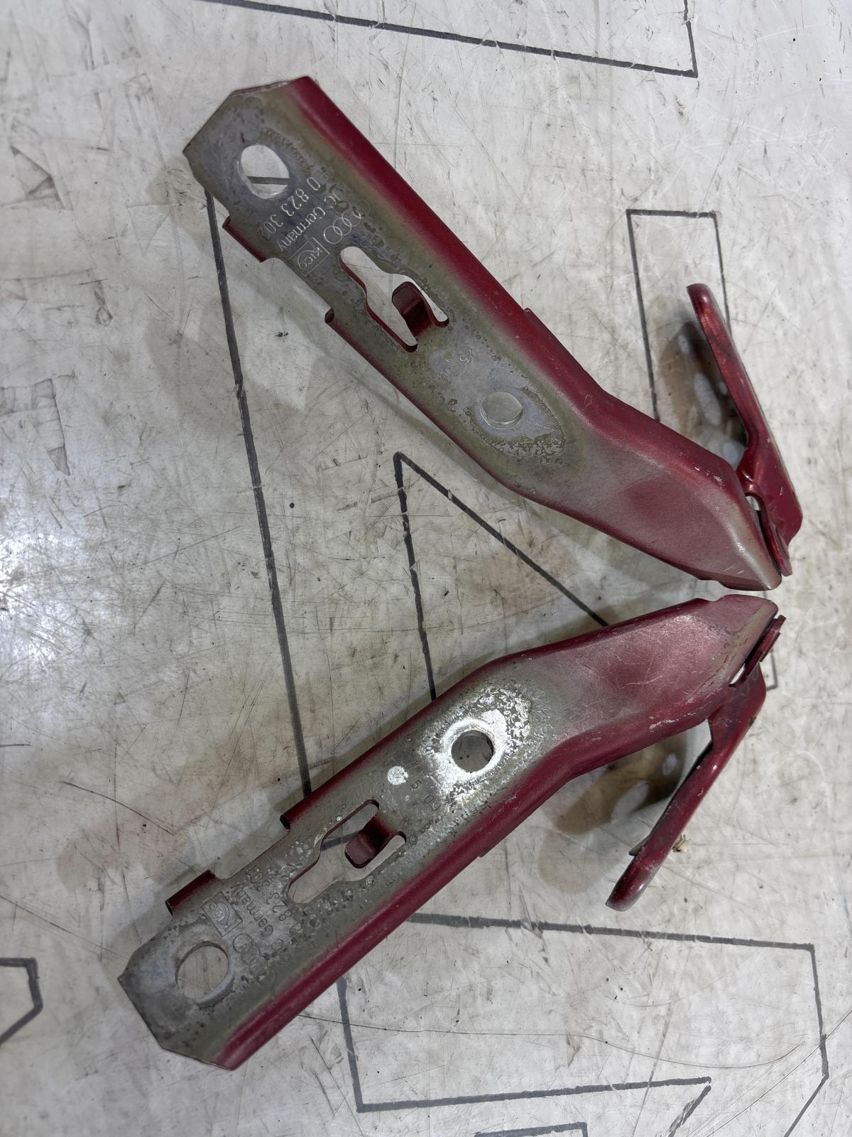 Петли капота левая правая 4F0823302, 4F0823301