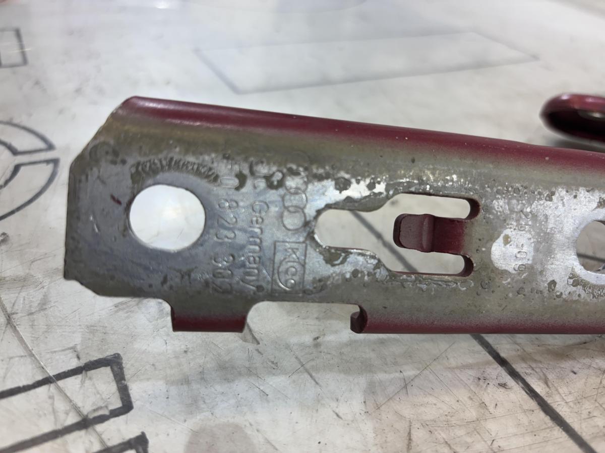 Петли капота левая правая 4F0823302, 4F0823301