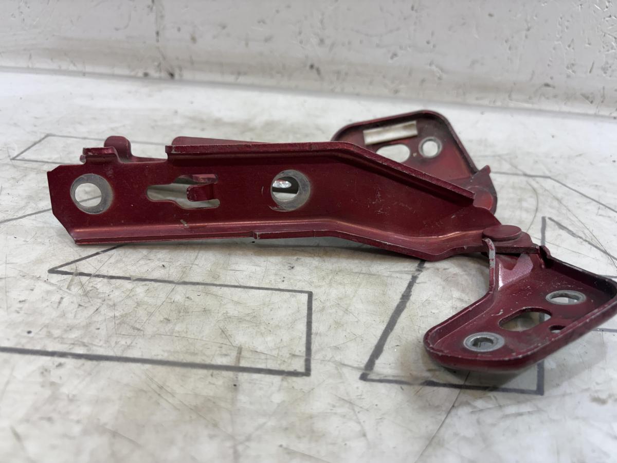 Петли капота левая правая 4F0823302, 4F0823301