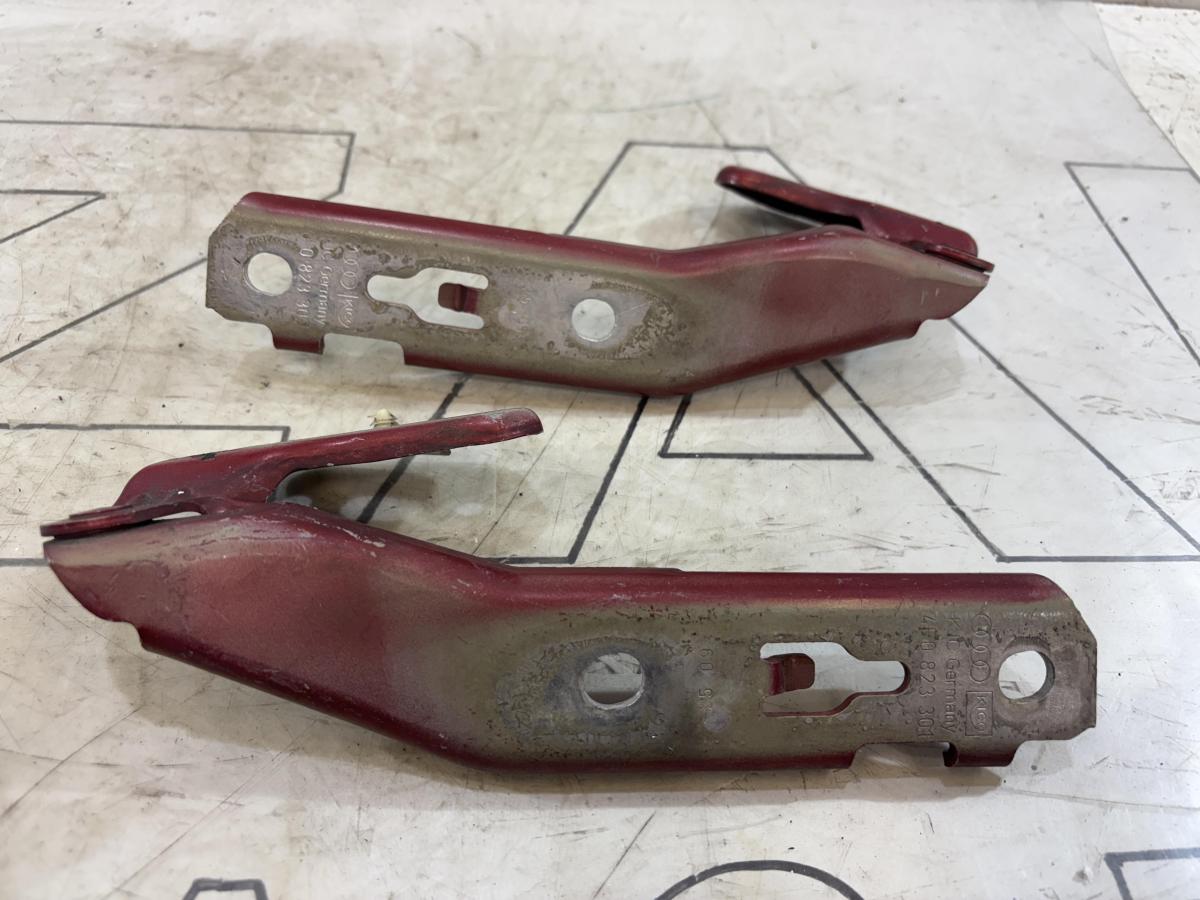 Петли капота левая правая 4F0823302, 4F0823301