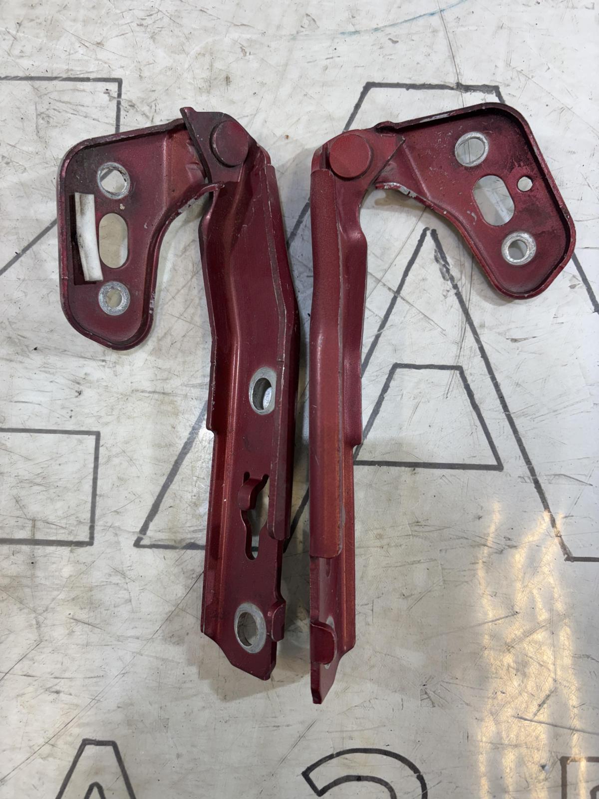 Петли капота левая правая 4F0823302, 4F0823301