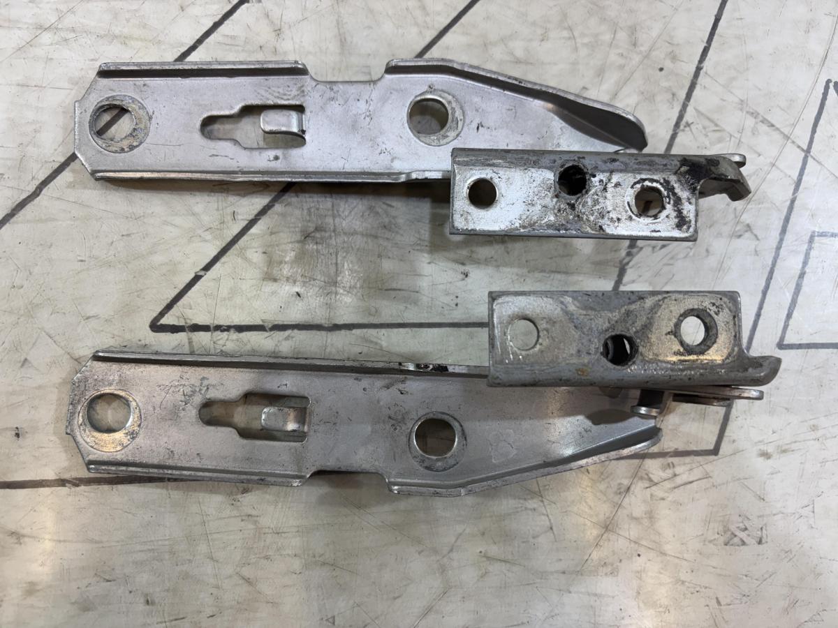 Петли капота левая правая 8E0823301E, 8E0823302E