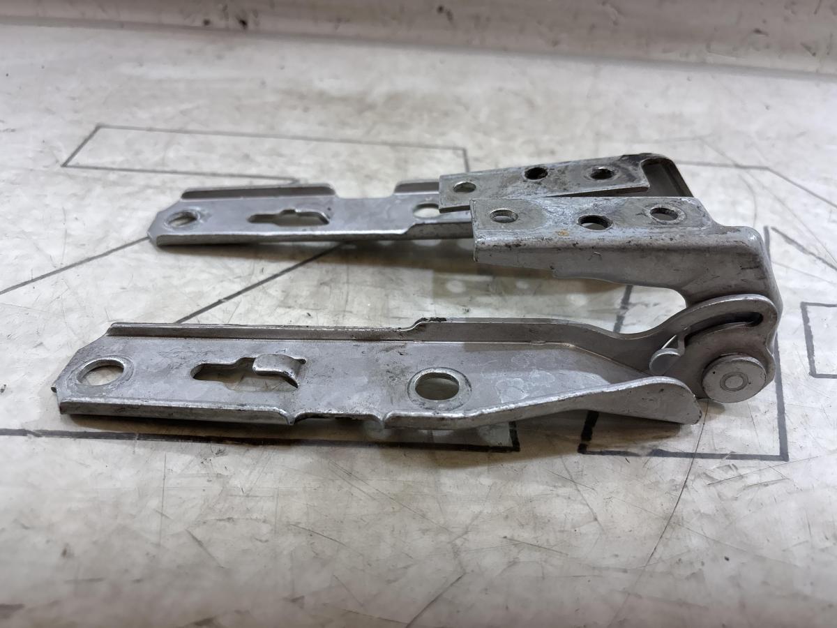 Петли капота левая правая 8E0823301E, 8E0823302E