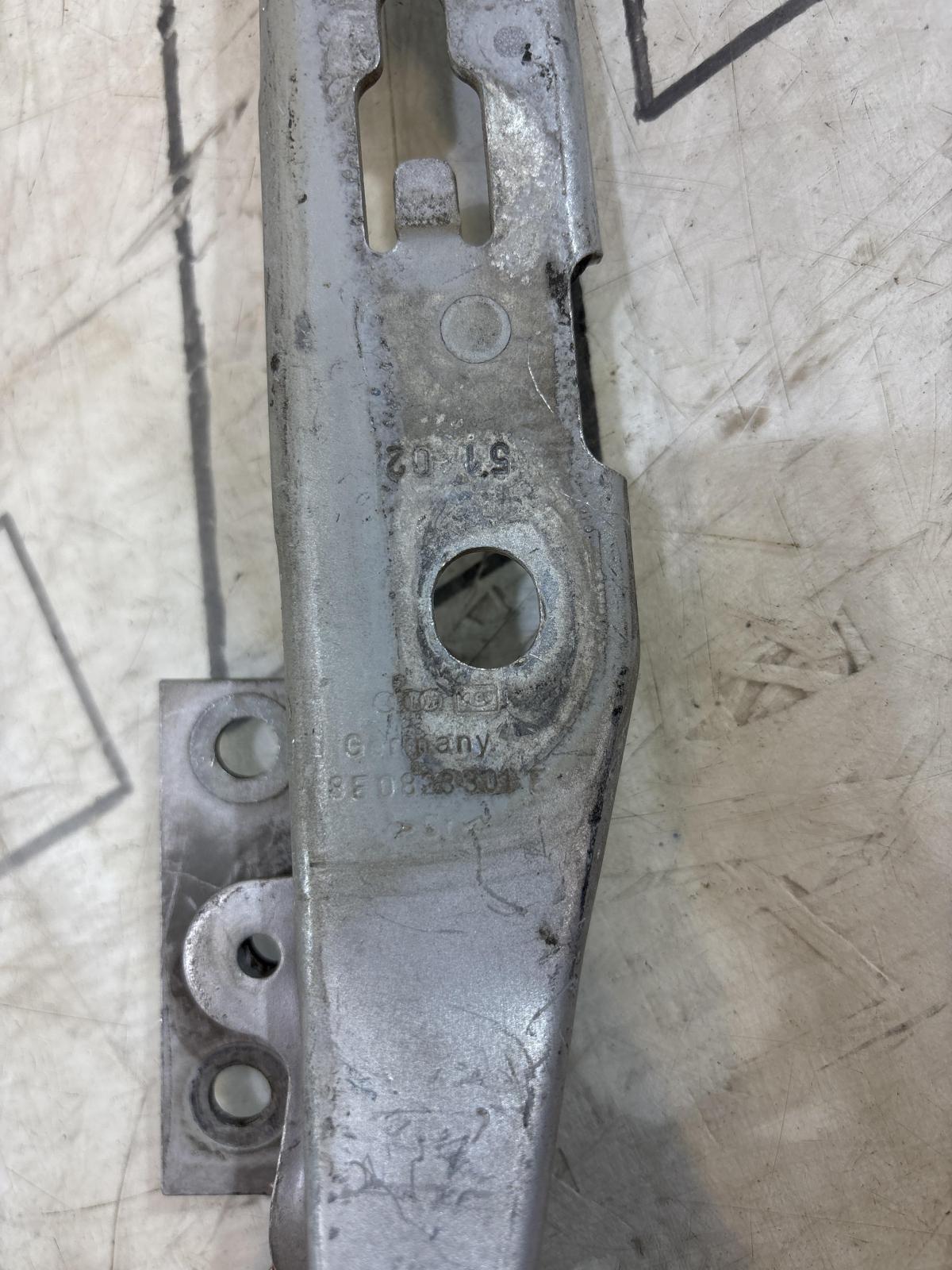 Петли капота левая правая 8E0823301E, 8E0823302E