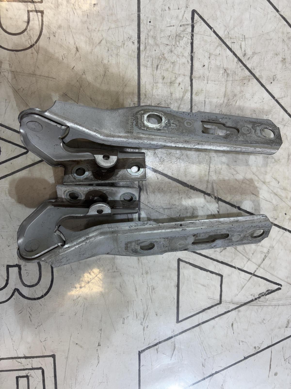 Петли капота левая правая 8E0823301E, 8E0823302E