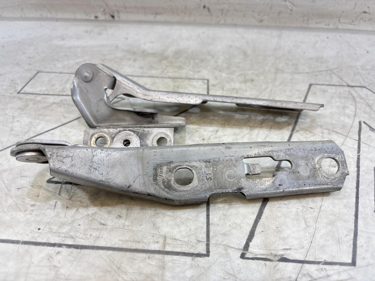 Петли капота левая правая 8E0823301E, 8E0823302E