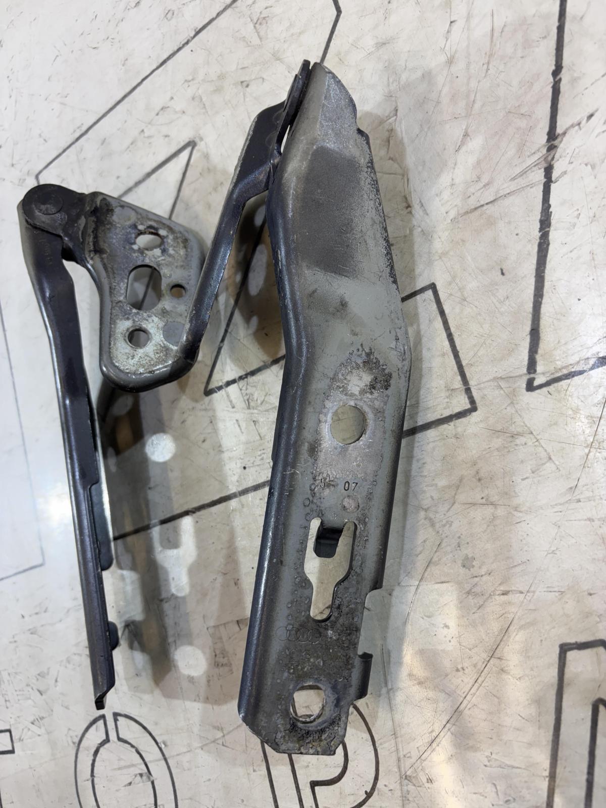 Петли капота левая правая 4F0823301, 4F0823302