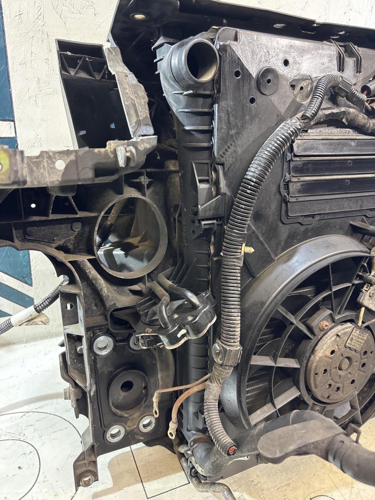 Панель передняя (телевизор) 1J0973737 Skoda Octavia