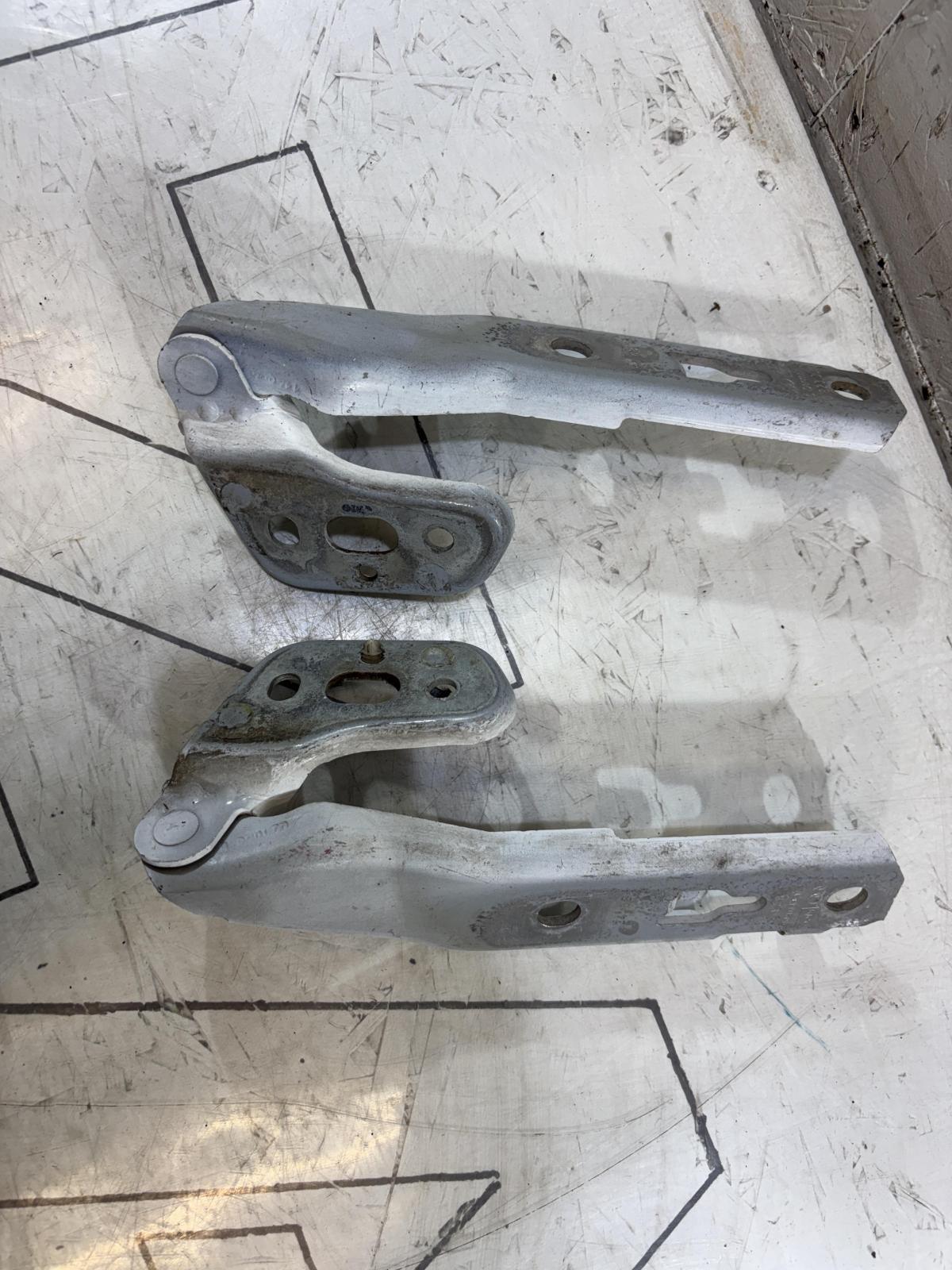 Петли капота левая правая 4F0823301, 4F0823302