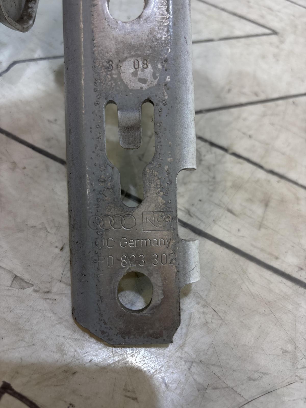 Петли капота левая правая 4F0823301, 4F0823302