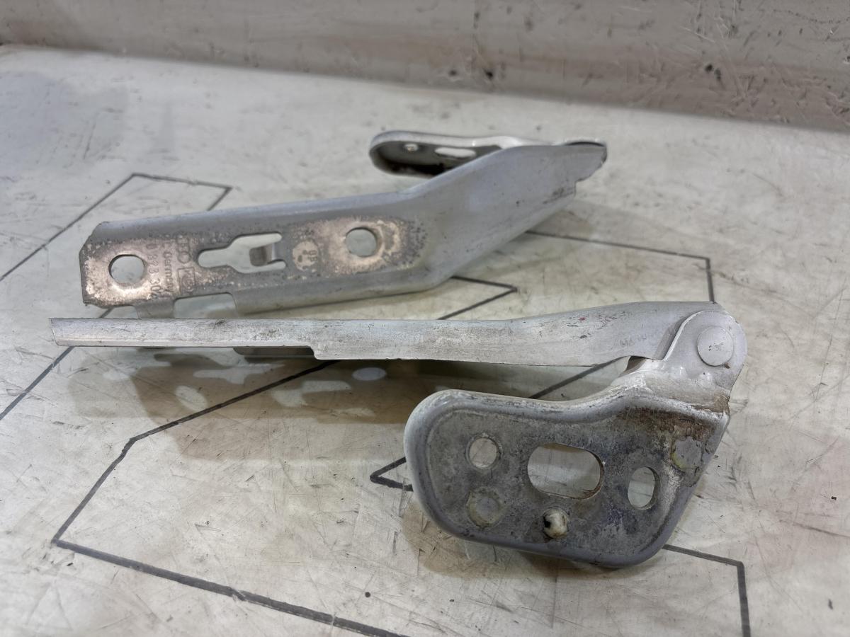 Петли капота левая правая 4F0823301, 4F0823302