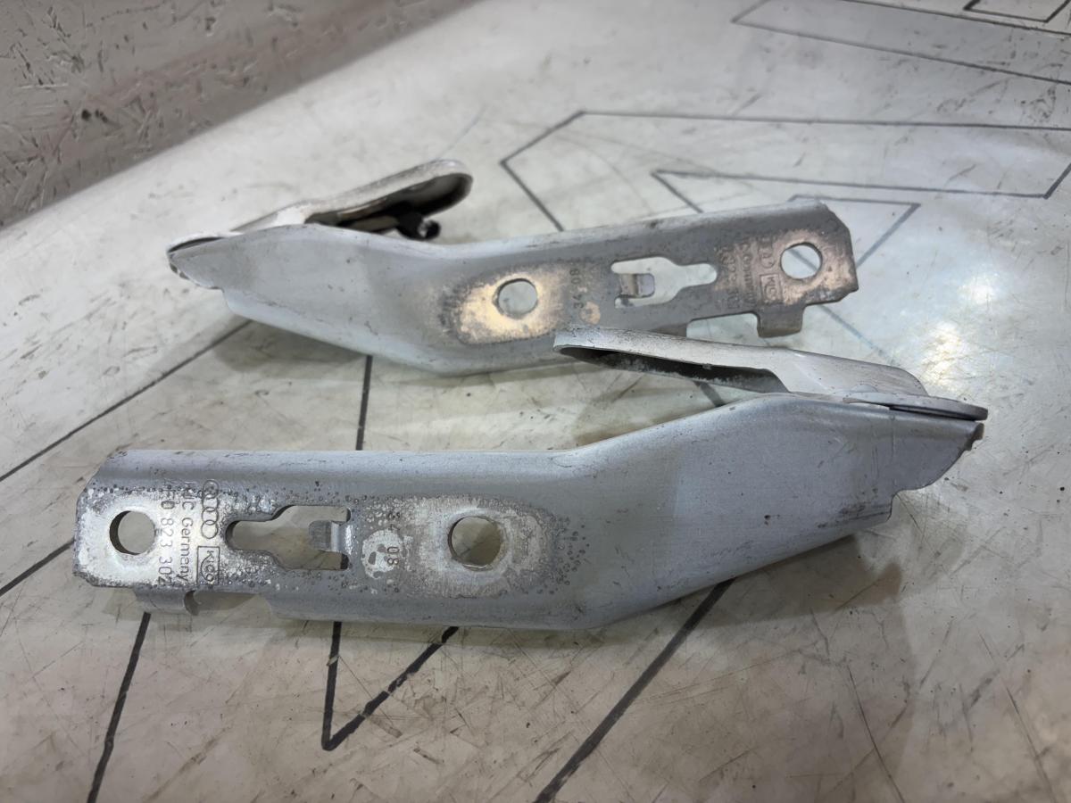 Петли капота левая правая 4F0823301, 4F0823302