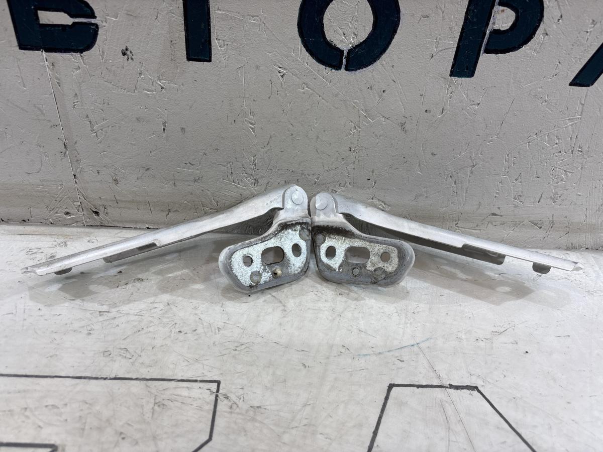 Петли капота левая правая 4F0823301, 4F0823302