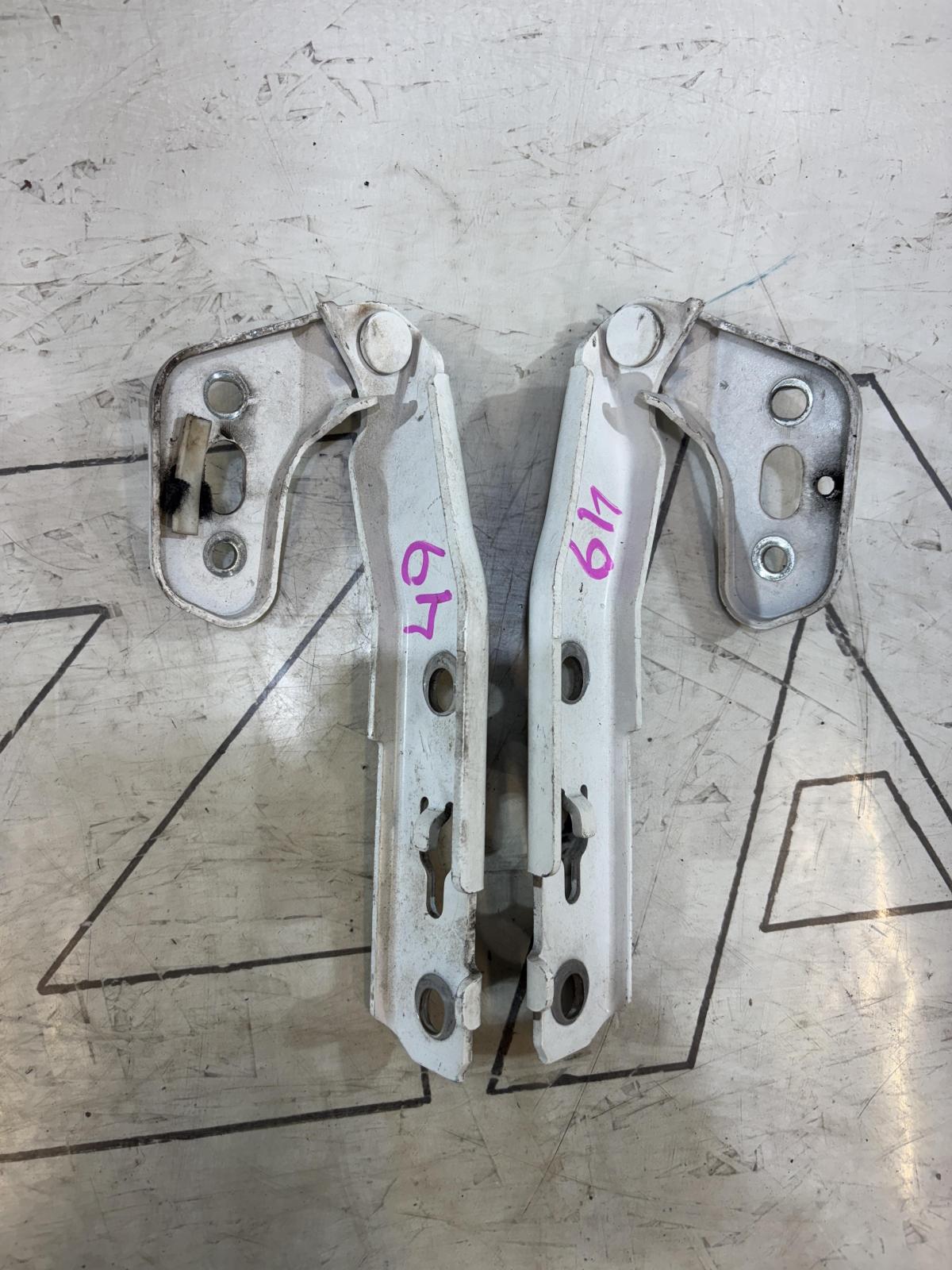 Петли капота левая правая 4F0823301, 4F0823302