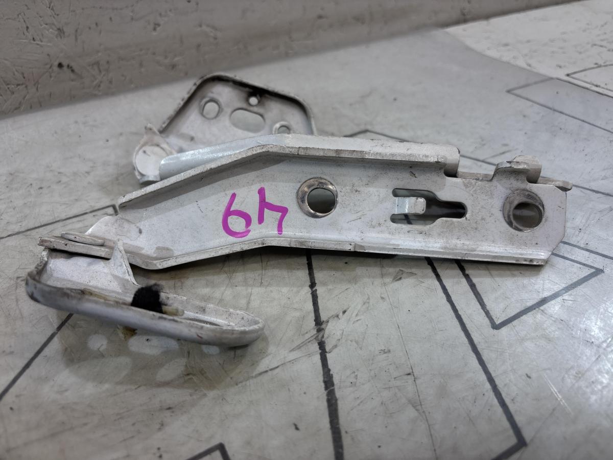 Петли капота левая правая 4F0823301, 4F0823302