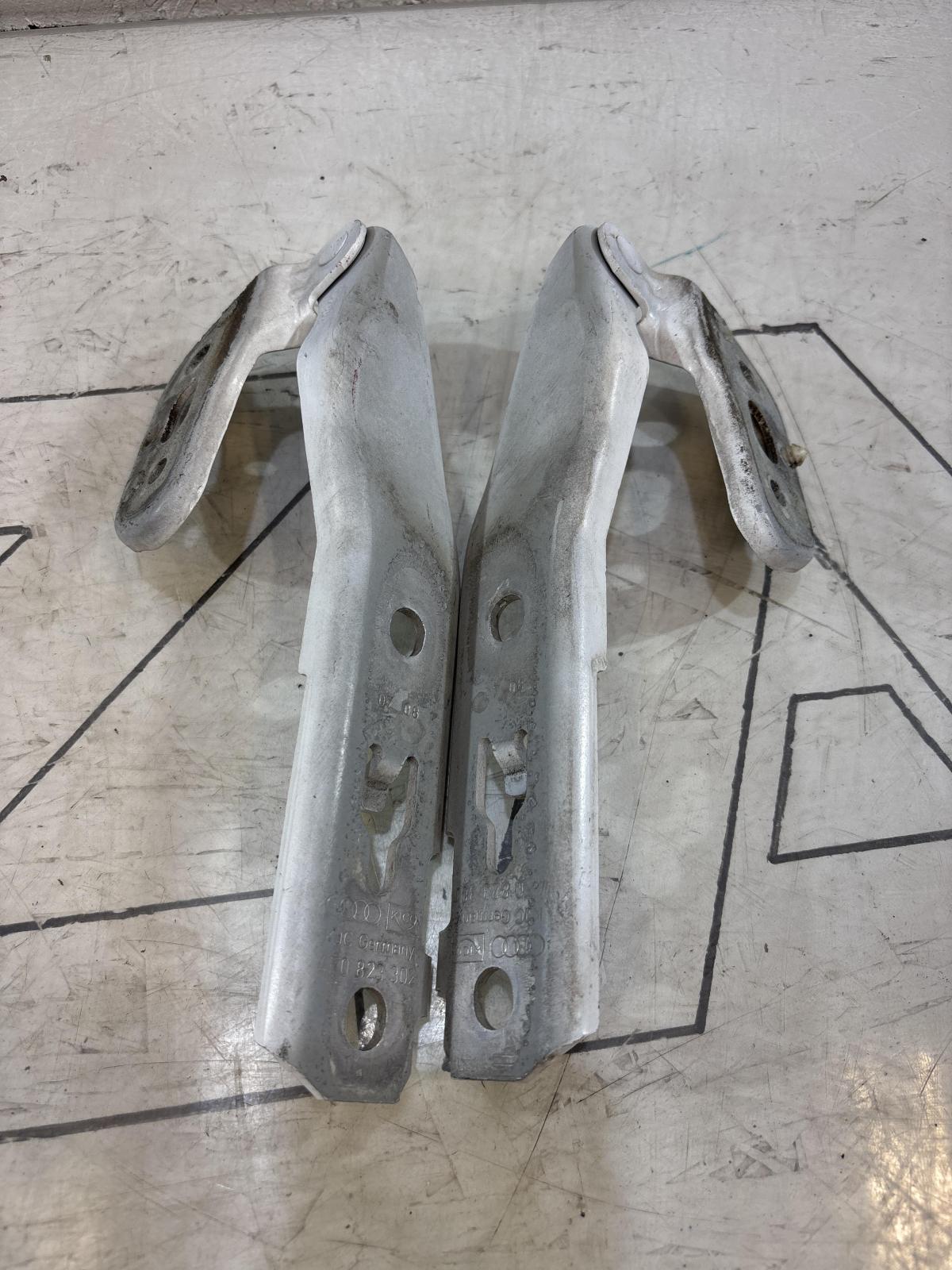 Петли капота левая правая 4F0823301, 4F0823302