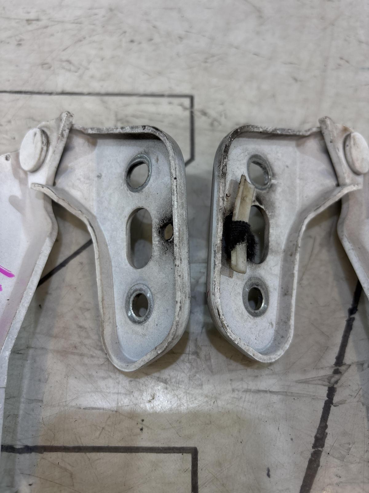 Петли капота левая правая 4F0823301, 4F0823302