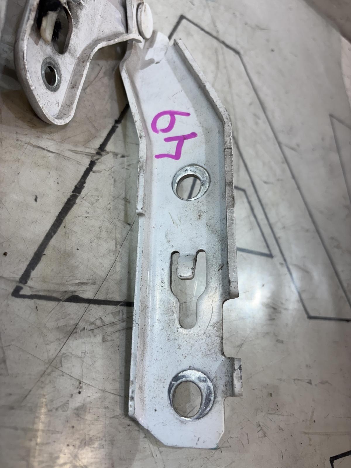 Петли капота левая правая 4F0823301, 4F0823302