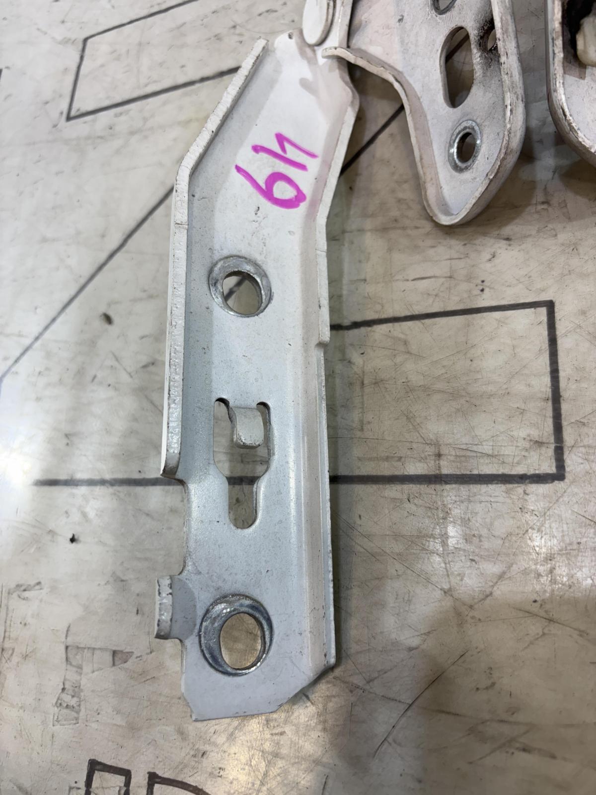 Петли капота левая правая 4F0823301, 4F0823302