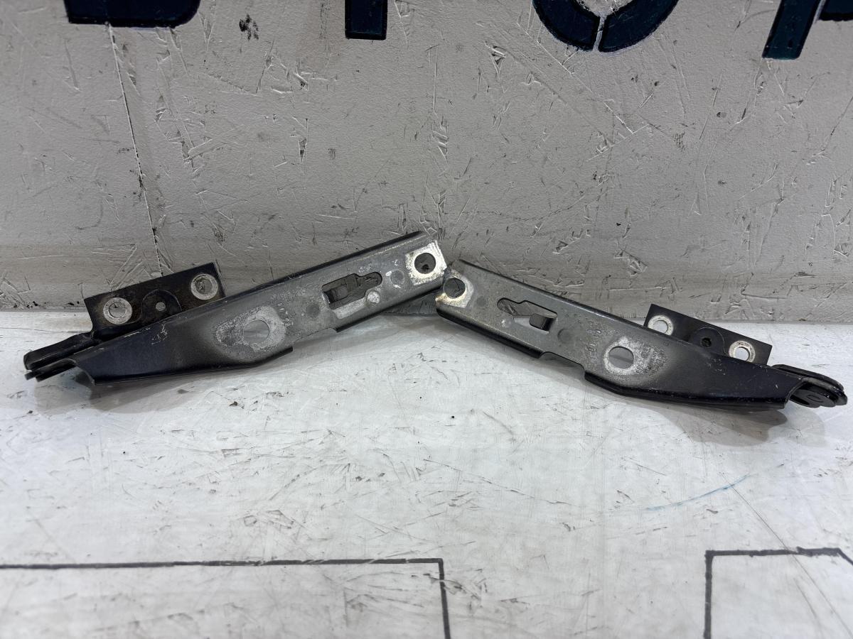 Петли капота левая правая 8E0823302E, 8E0823301E